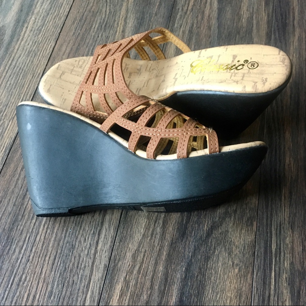 Classic Platform Sandals - Picture 5 of 7